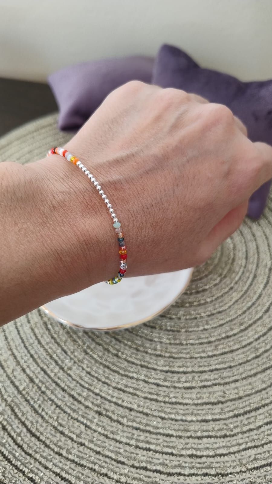 Una persona lleva una pulsera en su muñeca.