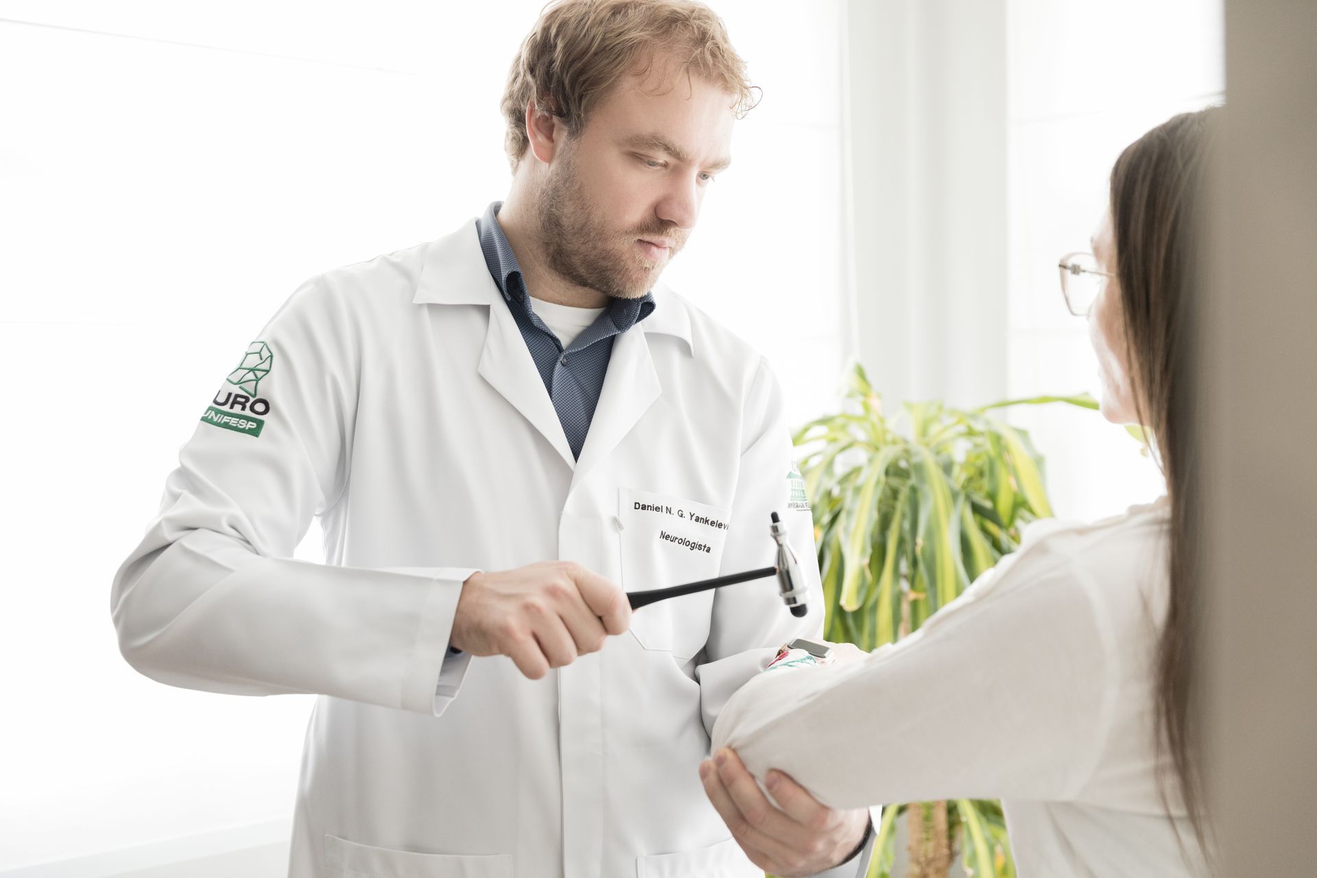 Daniel Yankelevich, neurologista examinando paciente 