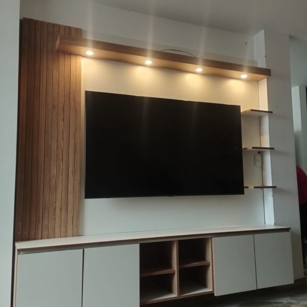 Un televisor de pantalla plana grande montado en una pared