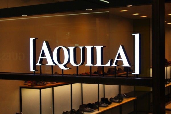 The word aquila is on a store window