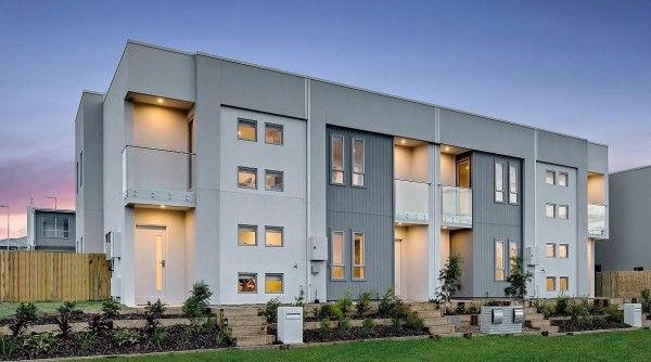 A row of houses are sitting next to each other in a residential area.