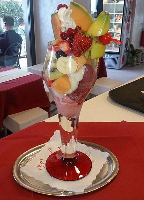 coppa gelato con frutta