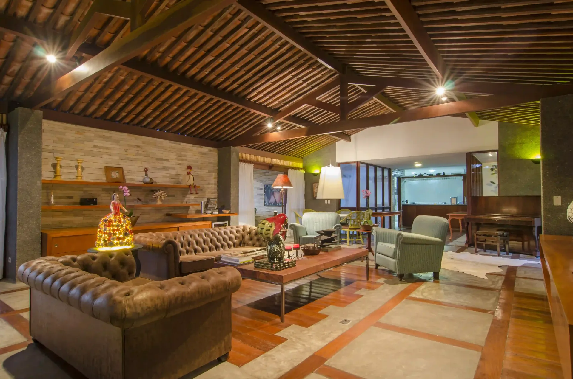 Uma sala de estar cheia de móveis e um teto de madeira.-Oasis-Boutique-Hotel-e-Spa