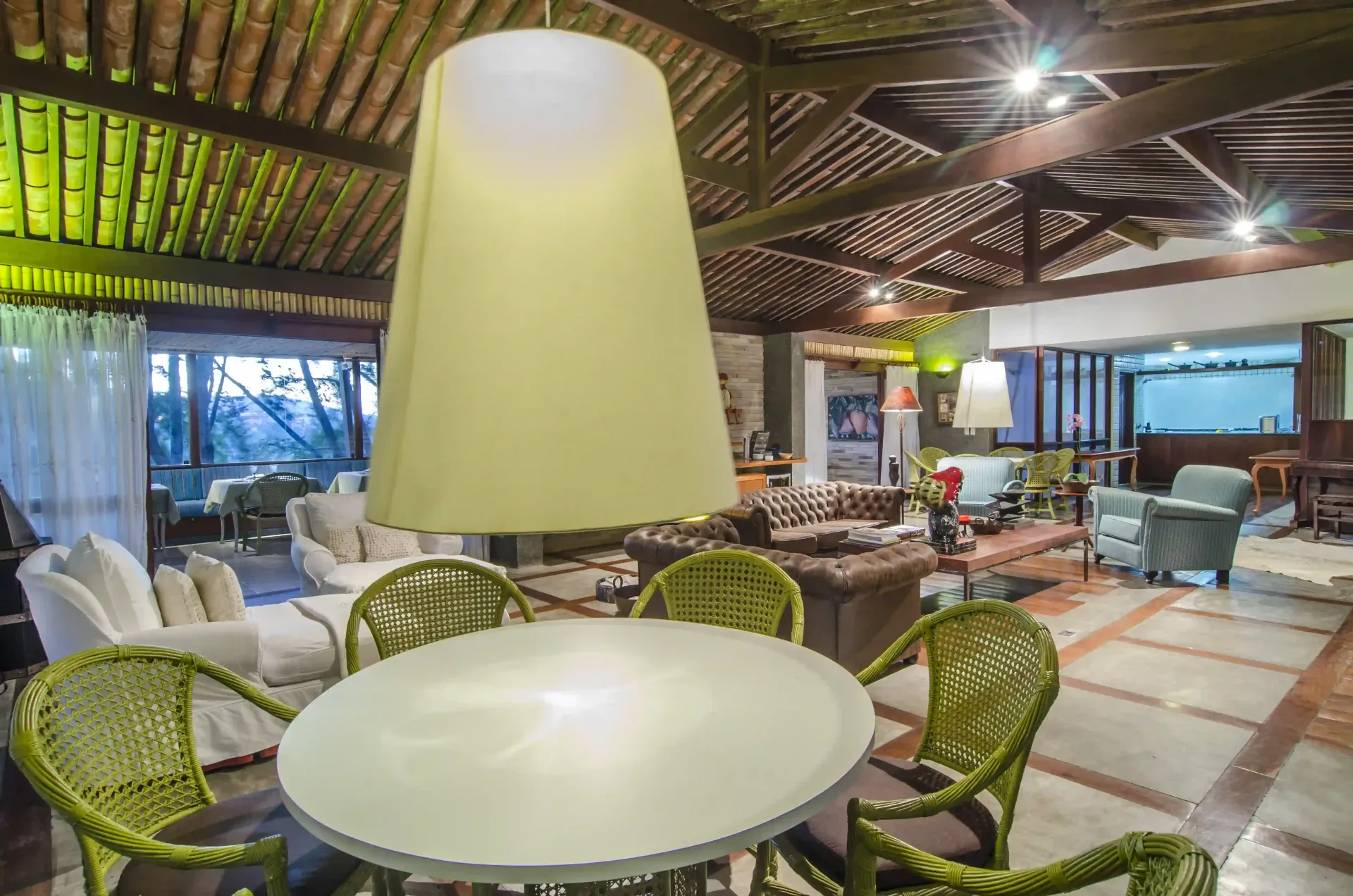 Há uma mesa e cadeiras no meio da sala.-Oasis-Boutique-Hotel-e-Spa