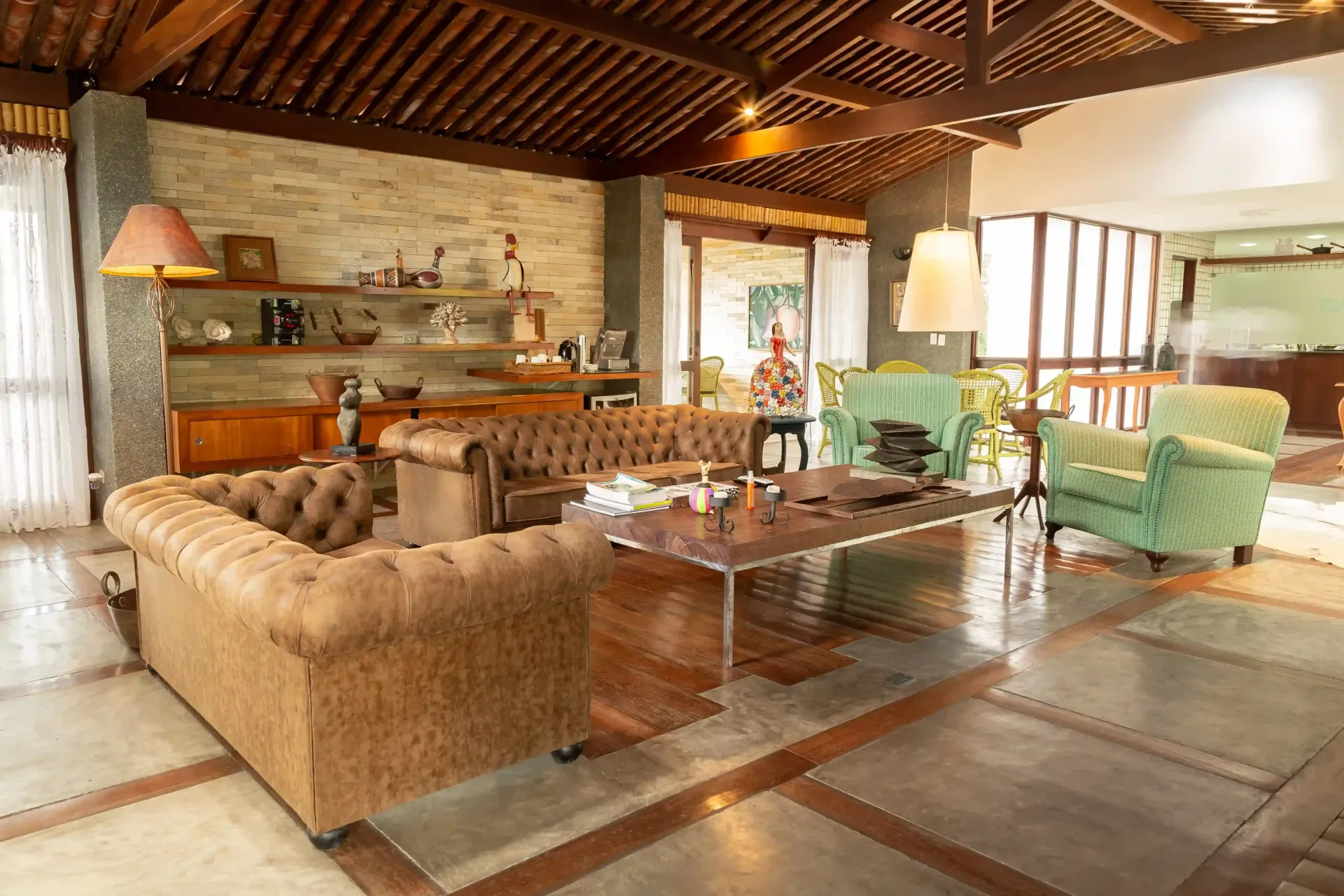 Uma sala de estar com um sofá, cadeiras e uma mesa-Oasis-Boutique-Hotel-e-Spa