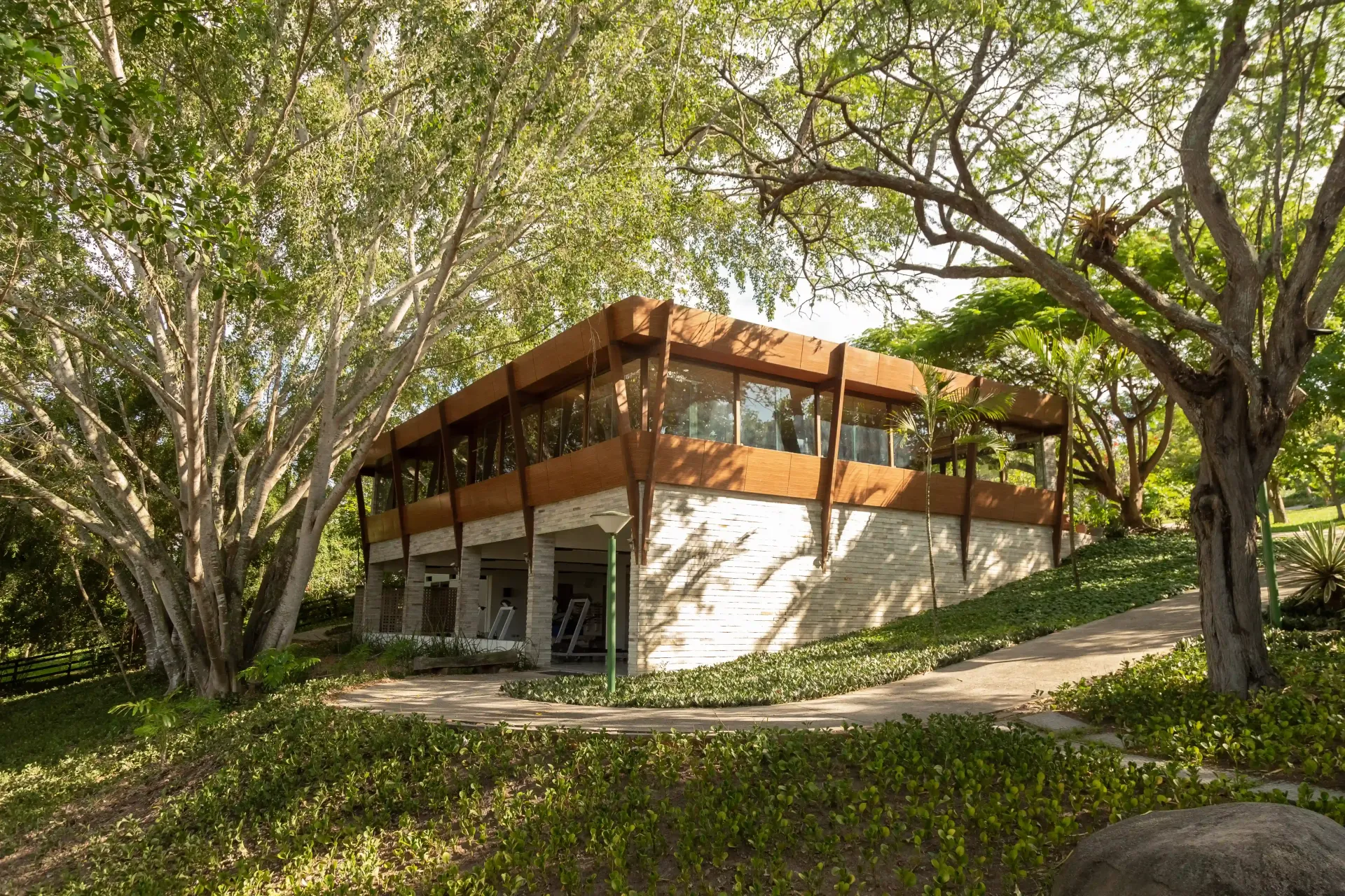 Um grande edifício com muitas janelas cercado por árvores.-Oasis-Boutique-Hotel-e-Spa