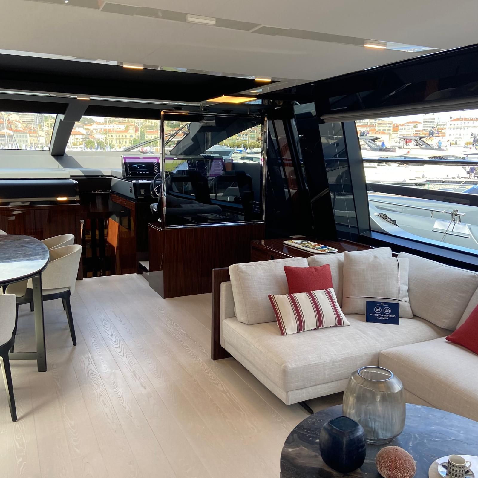 interno yacht di lusso