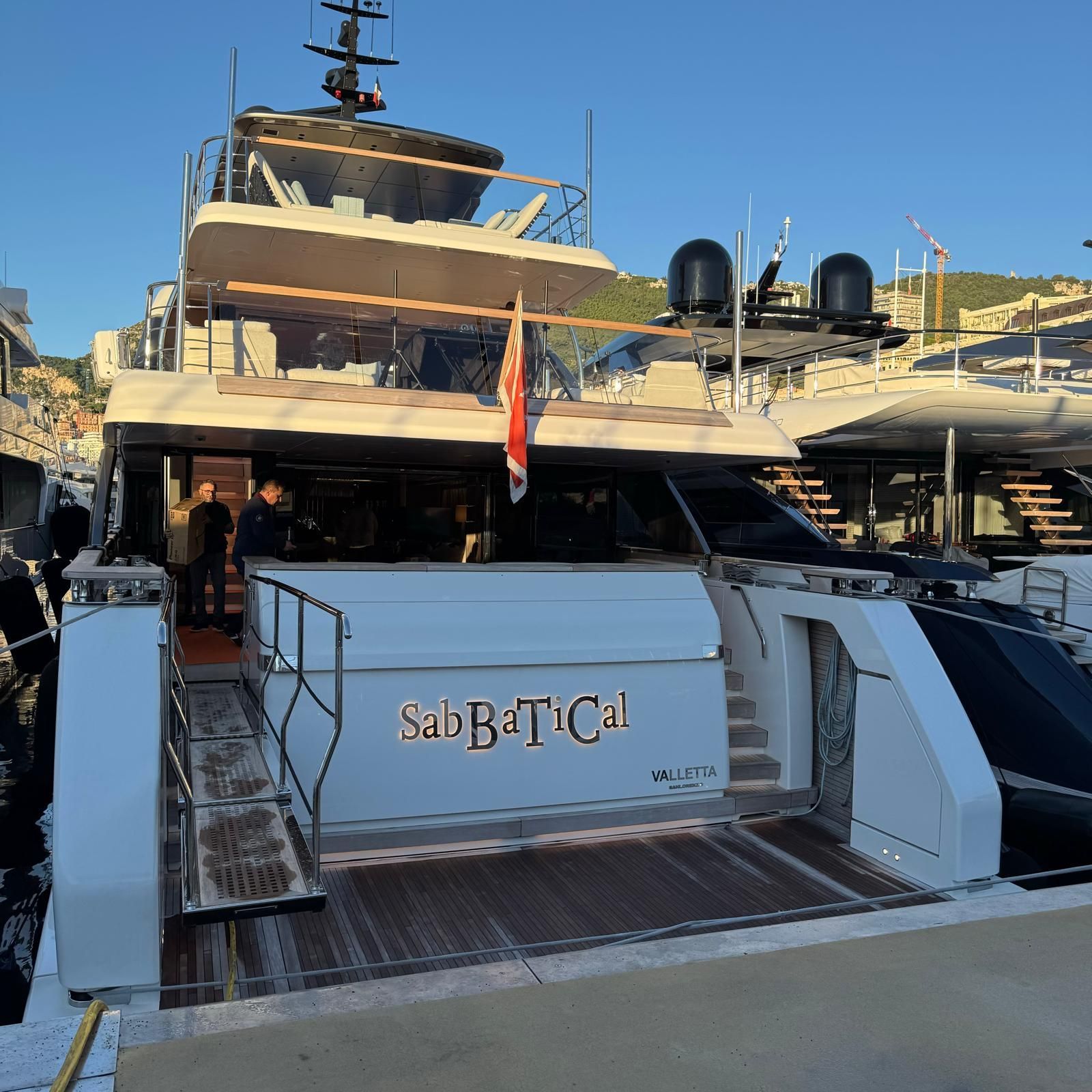 Poppa di uno yacht di lusso in marina con la targa 