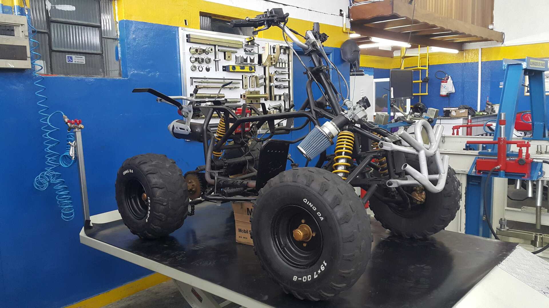 Sala de Motor, Sala de Suspensão, Cabine de Pintura e Jateamento, Dinamômetro, Estação de Soldas, Centro de Usinagem.