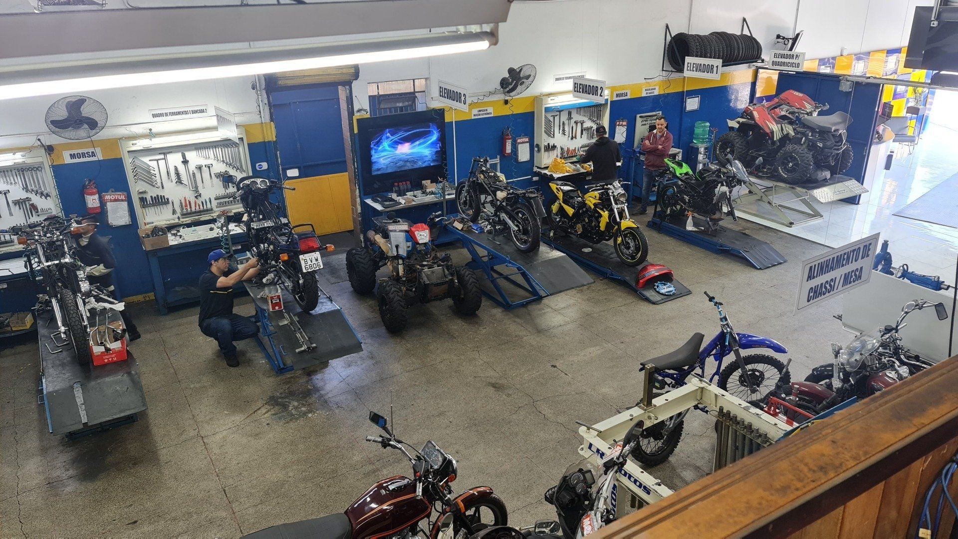 Sala de Motor, Sala de Suspensão, Cabine de Pintura e Jateamento, Dinamômetro, Estação de Soldas, Centro de Usinagem.