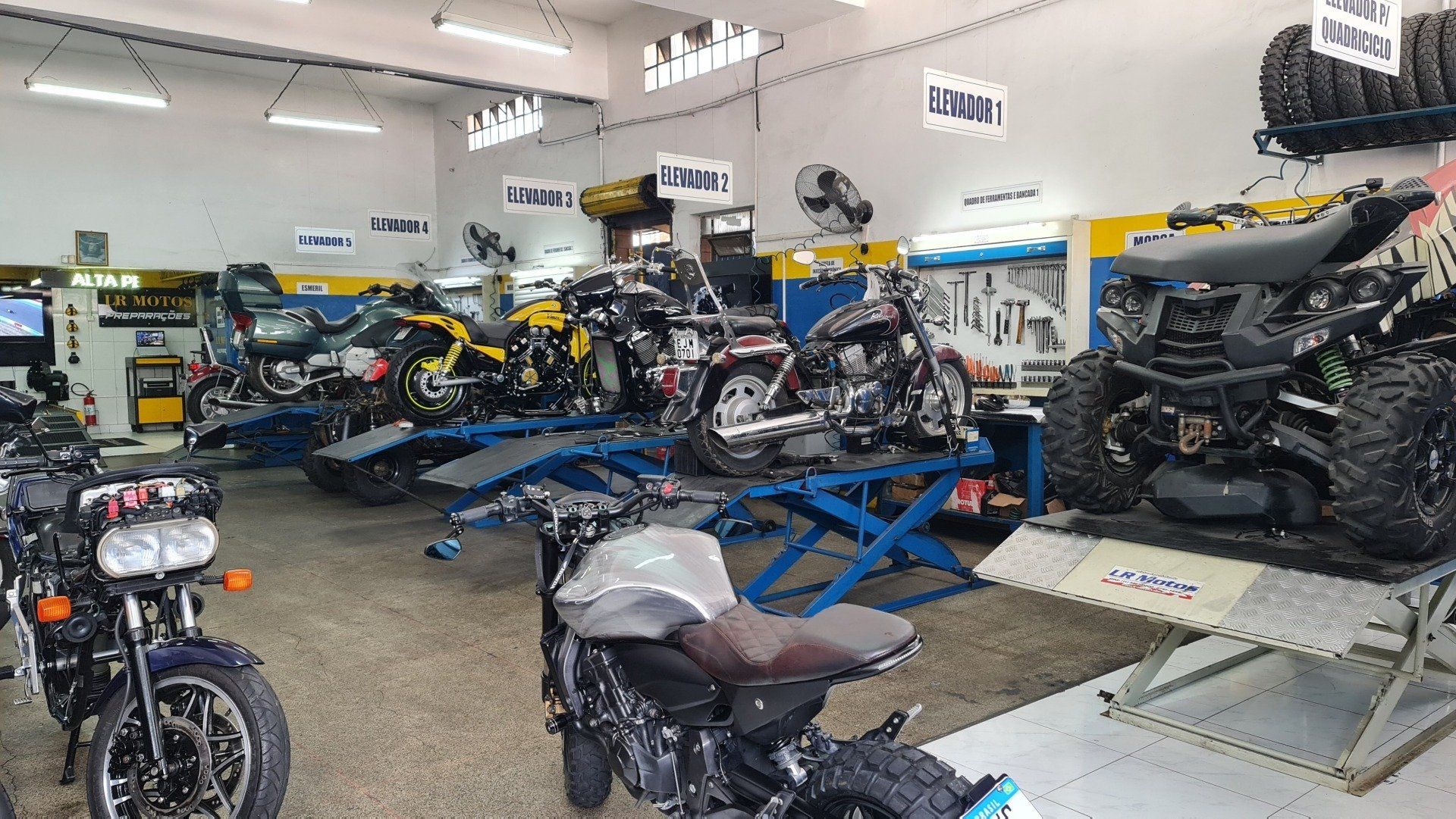 Sala de Motor, Sala de Suspensão, Cabine de Pintura e Jateamento, Dinamômetro, Estação de Soldas, Centro de Usinagem.