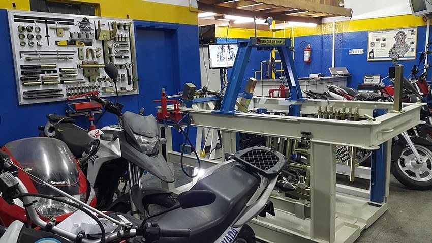 Sala de Motor, Sala de Suspensão, Cabine de Pintura e Jateamento, Dinamômetro, Estação de Soldas, Centro de Usinagem.