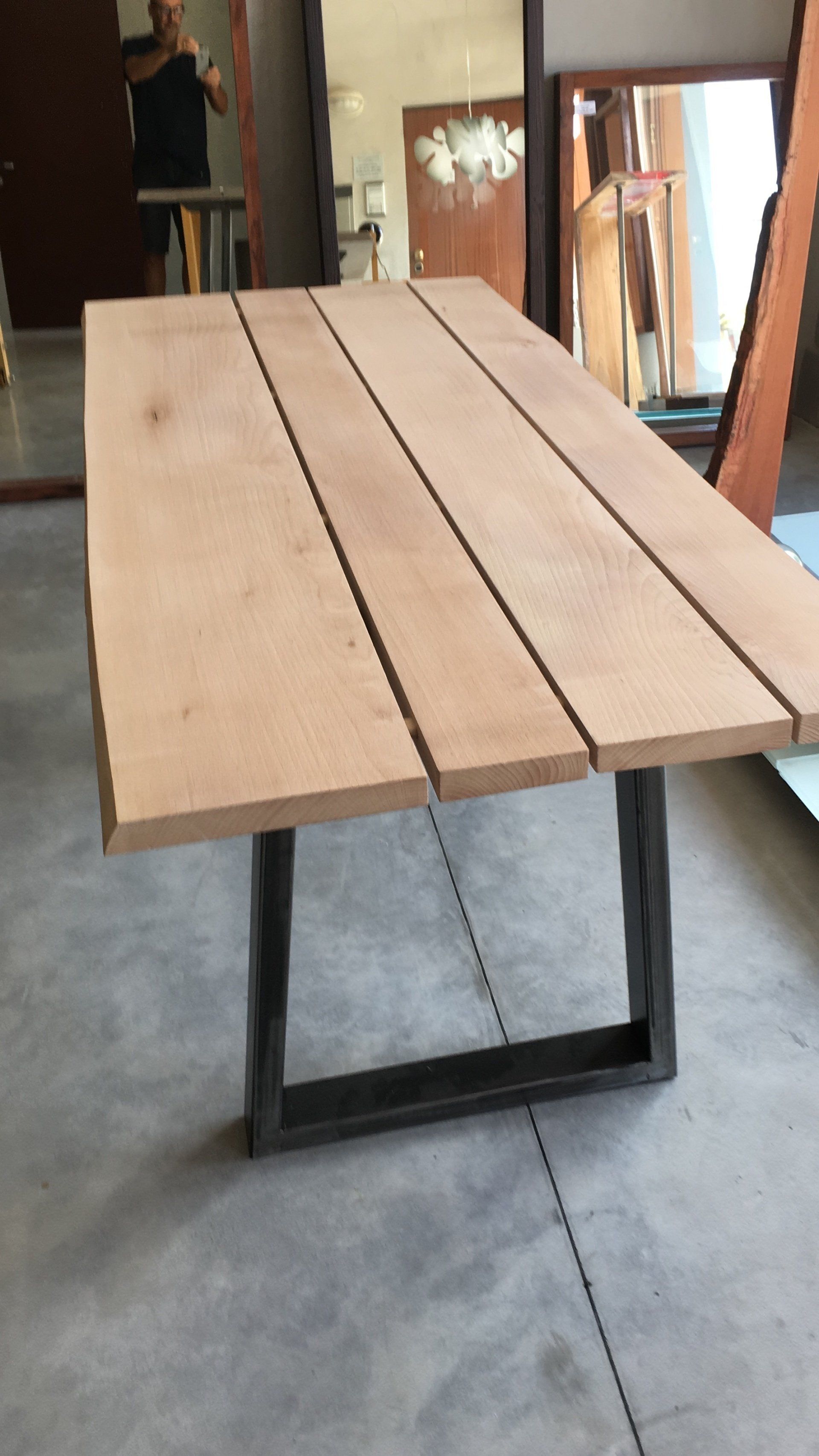 tavolo design progettato da Montù Mobiil Mantova