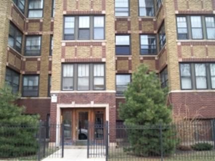 A large brick apartment building with lots of windows