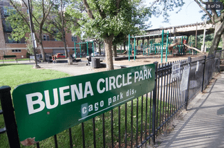A green sign that says buena circle park on it
