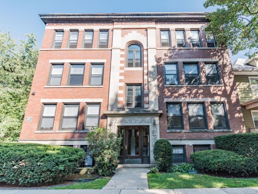 A large brick apartment building with lots of windows