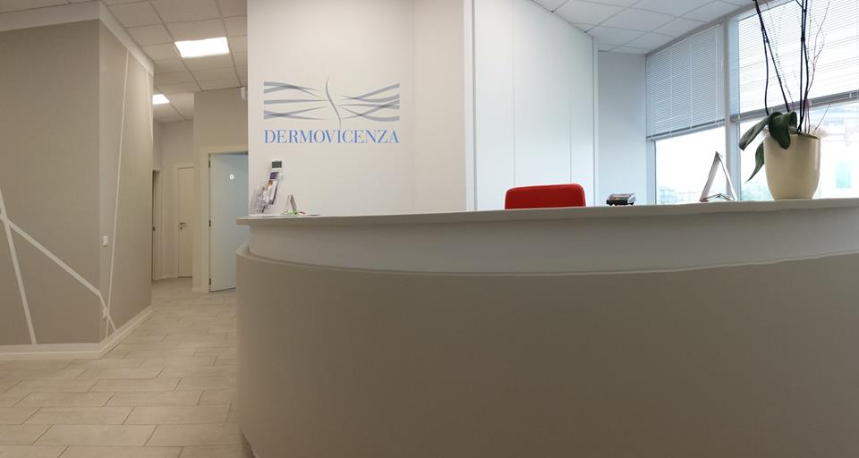 vista di un bancone e dietro dei vetri in un ufficio