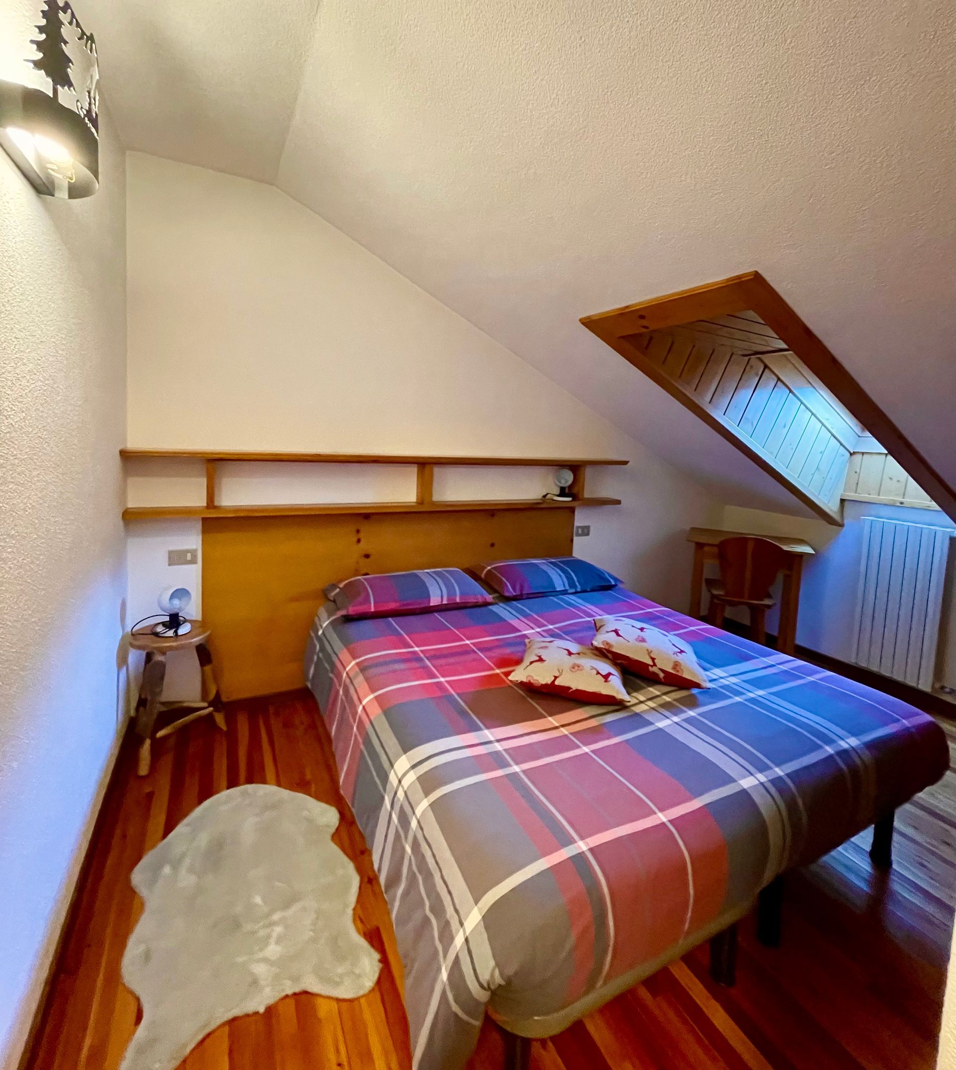 Una camera da letto con un letto e un tappeto sul pavimento