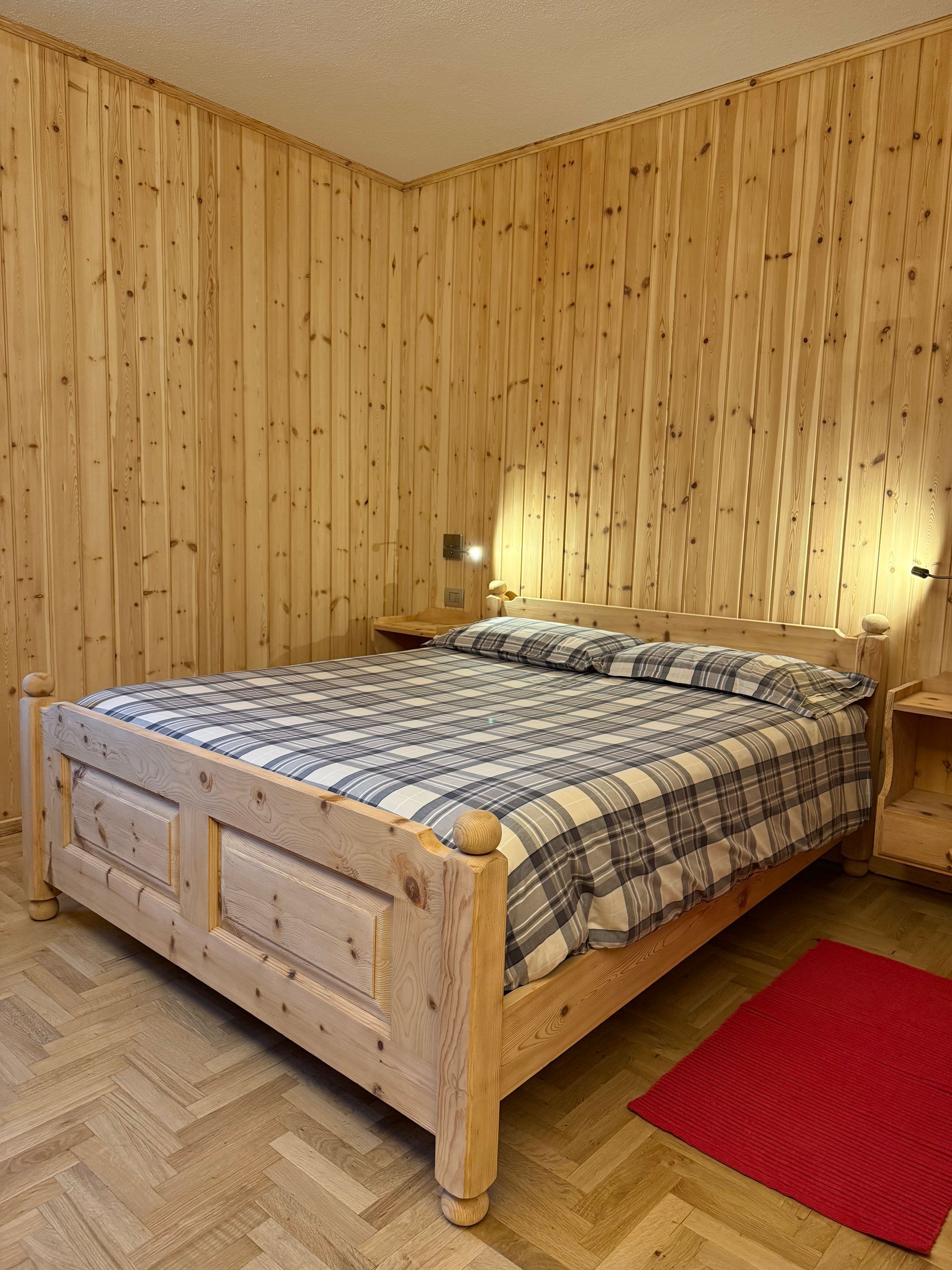 Una camera da letto con un letto grande e una tv a schermo piatto