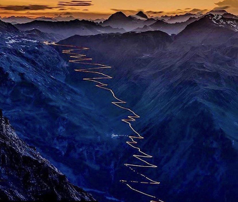 Una catena montuosa attraversata da una strada