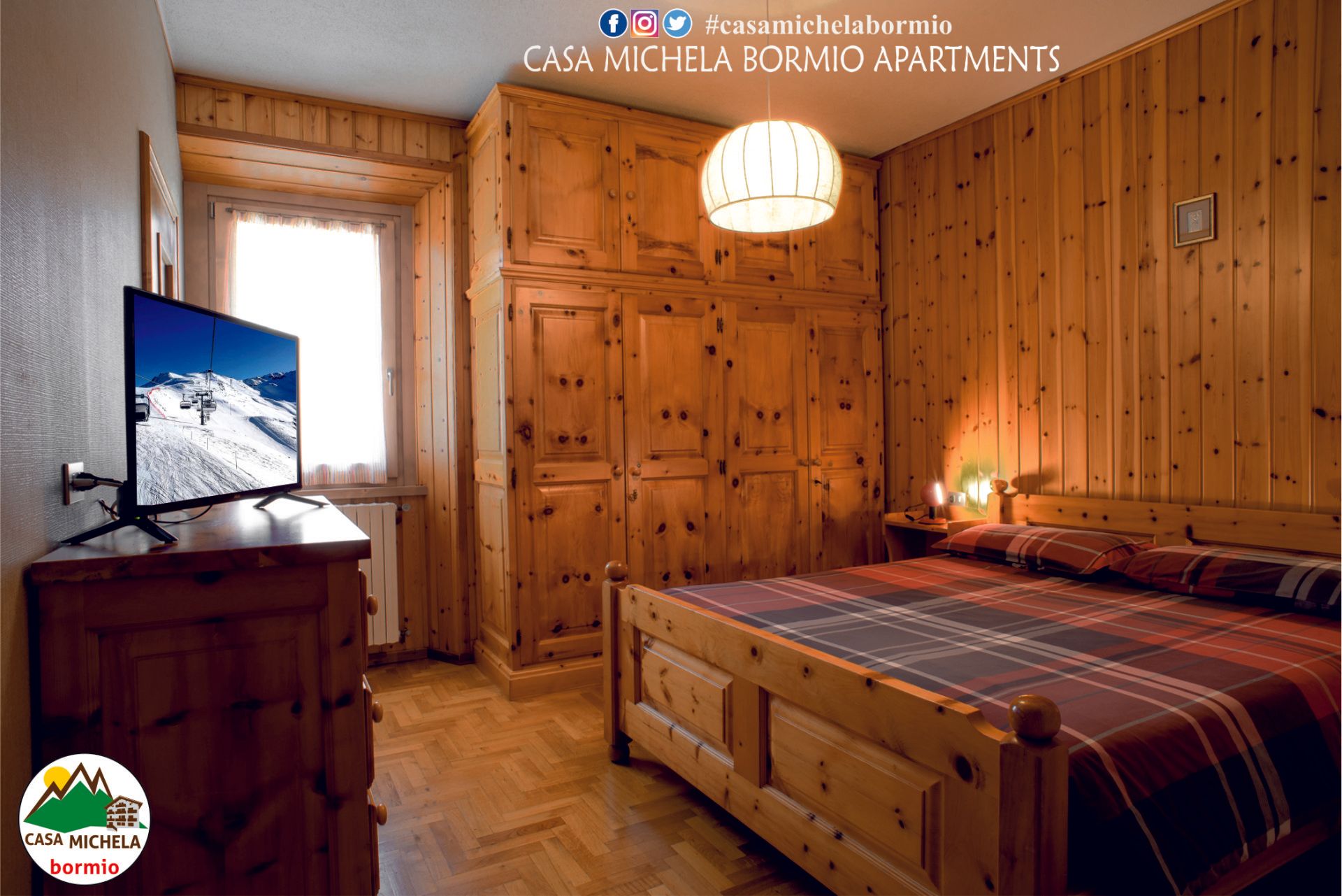 Una camera da letto con un letto grande e una tv a schermo piatto