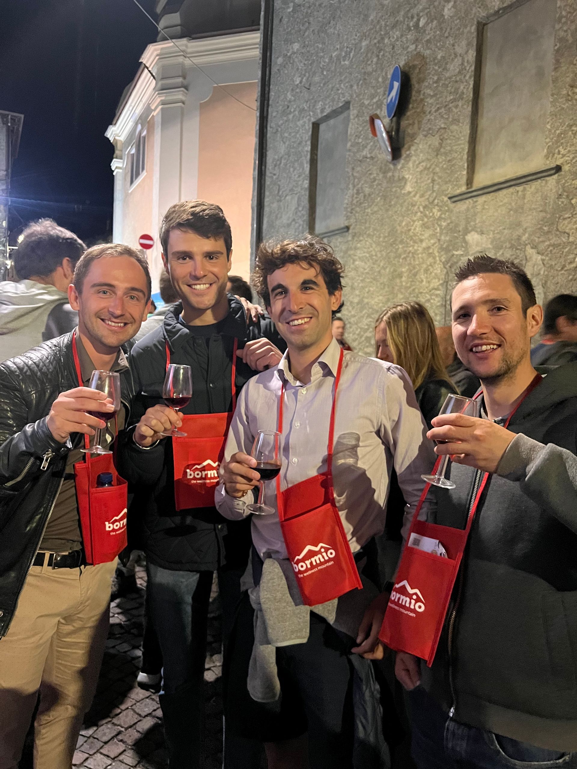 Un cartiglio di legno su un muro che dice tempo galoppa