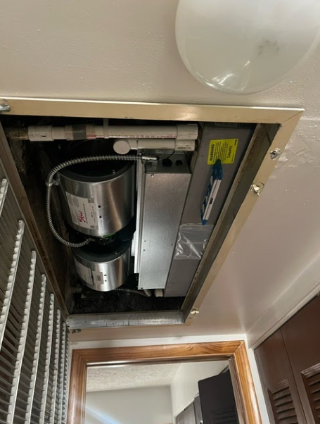 A picture of a ceiling fan in a room.