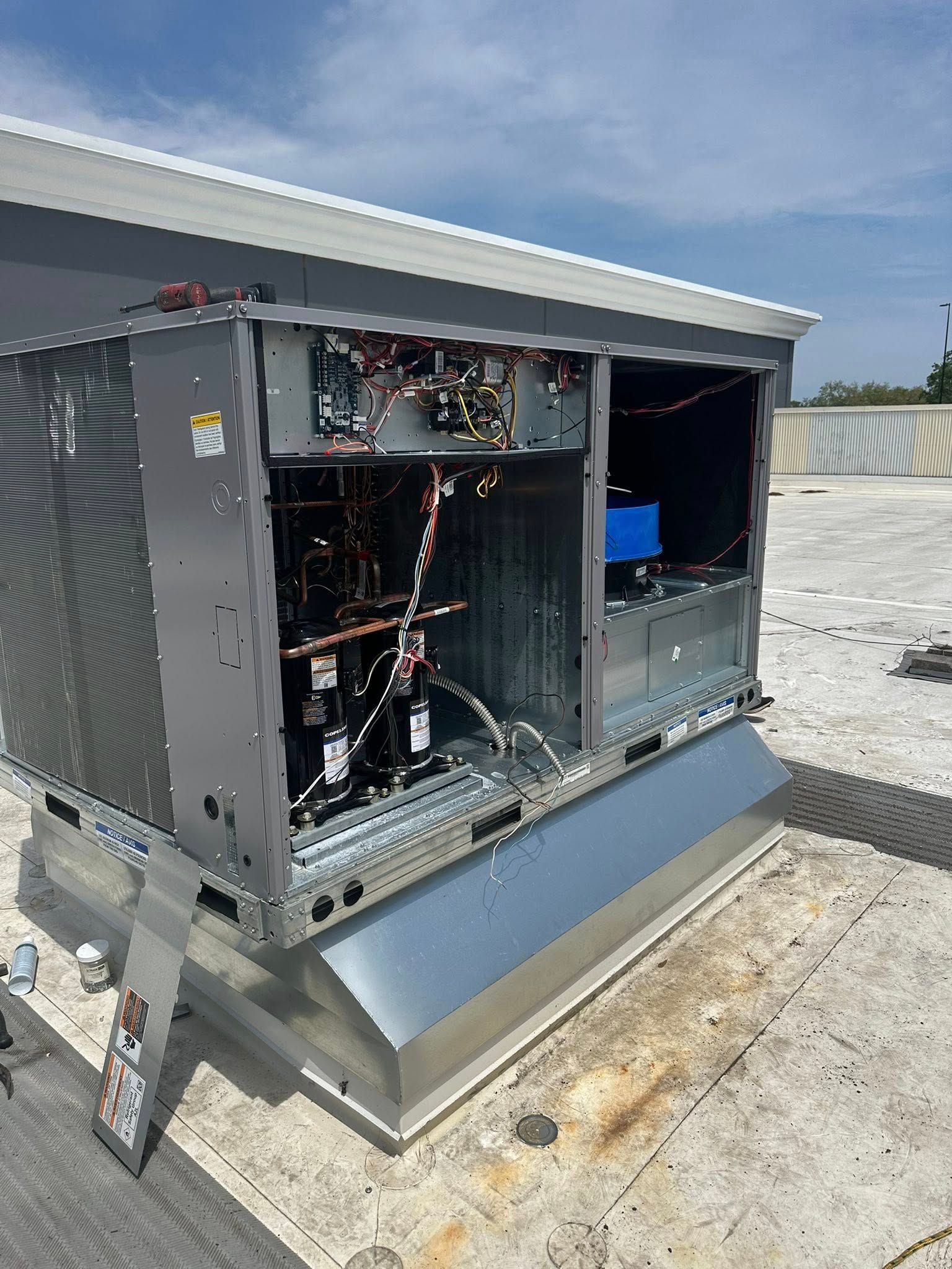 A large air conditioner is sitting on top of a roof.