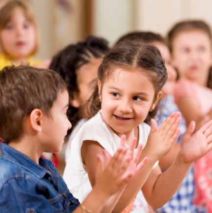 9 BRINCADEIRAS COM TINTA PARA A EDUCAÇÃO INFANTIL - Carneiro Ribeiro