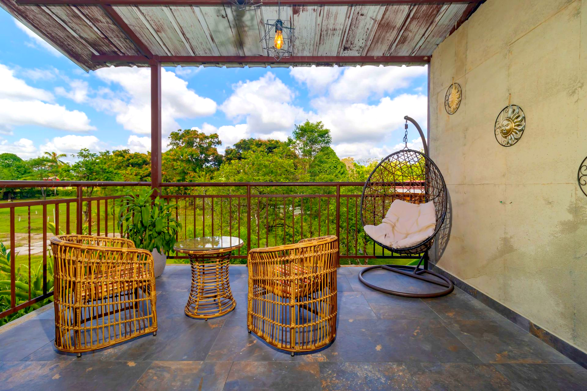 Zona de descanso al aire libre en hotel campestre en Villavicencio.