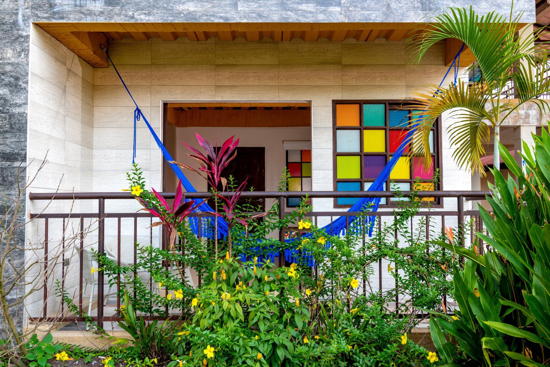 Fachada de hotel en Villavicencio, reflejo del arte y la cultura llanera.