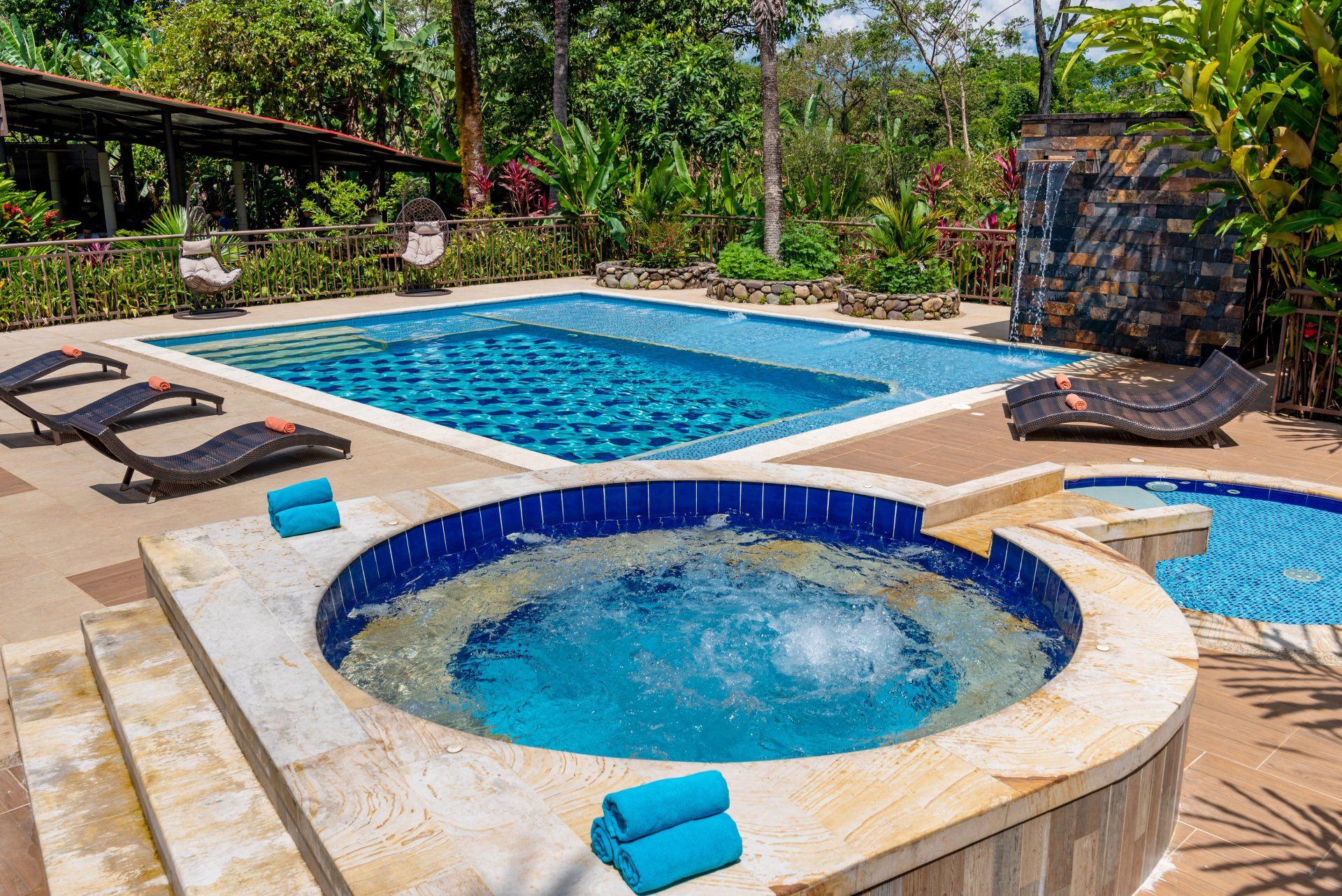 Jacuzzi circular junto a la piscina de NQ Hotel Orinoquía en Villavicencio