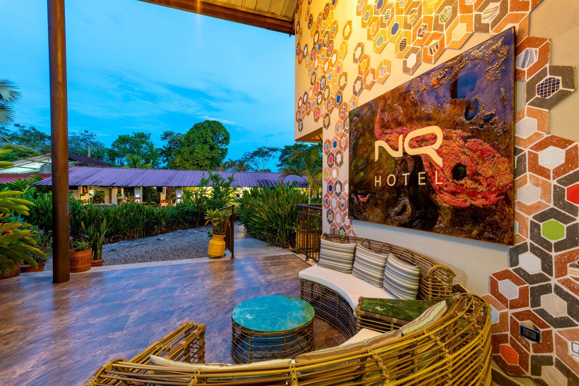Terraza de descanso con mural inspirado en el Llano en NQ Hotel Orinoquía.