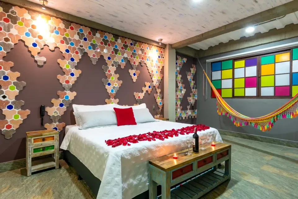 Pasadía romántico en Villavicencio en NQ Hotel Orinoquía, pareja disfrutando áreas verdes y piscina en la Orinoquía.