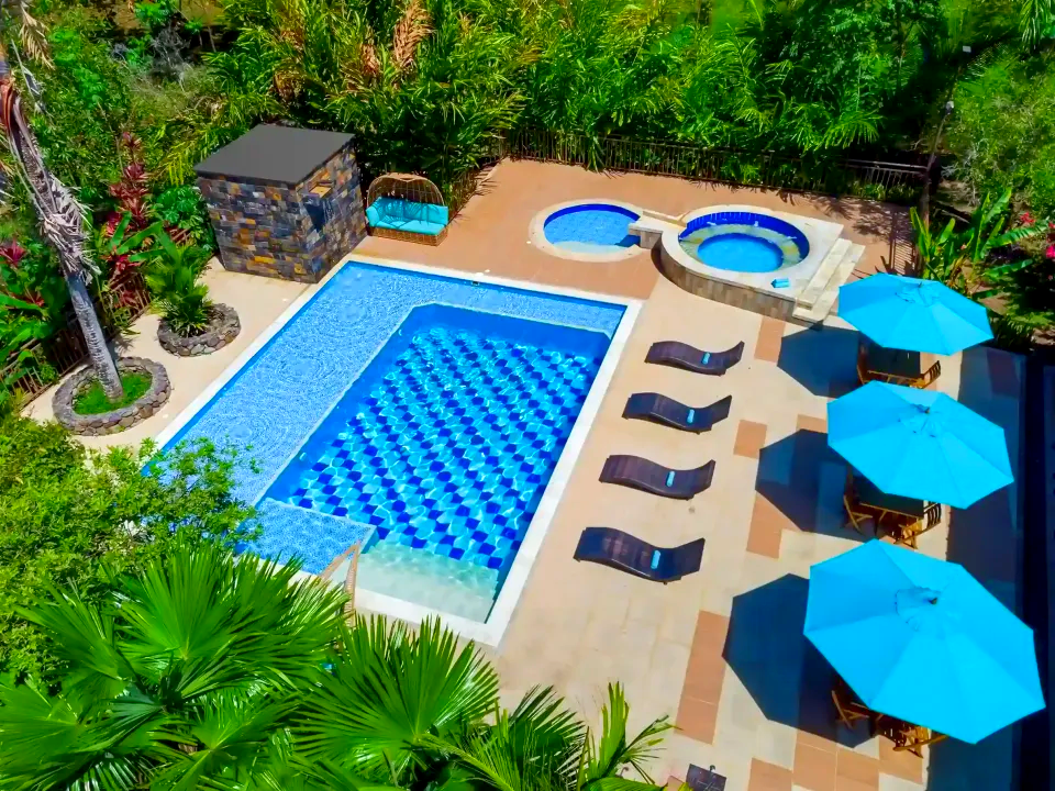 Hotel con piscina en Villavicencio rodeada de naturaleza.