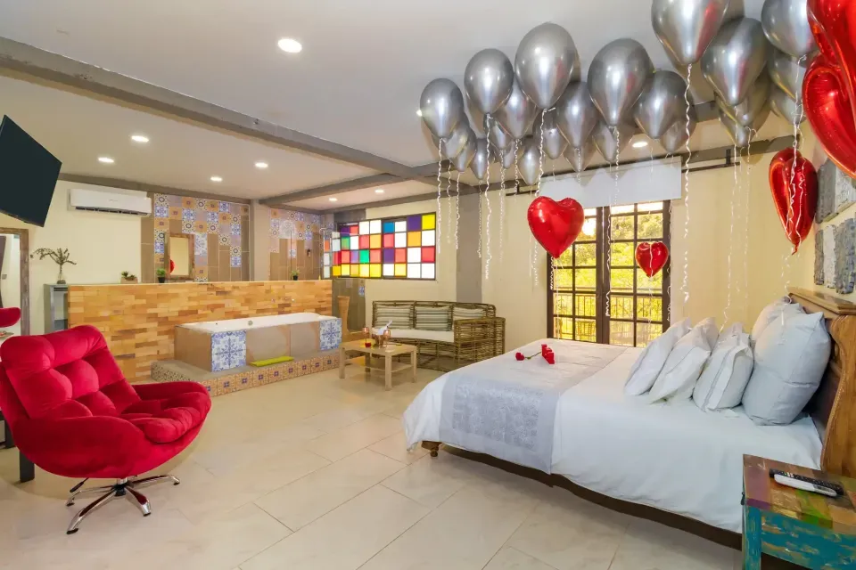 Pasadía romántico en NQ Hotel Orinoquía Villavicencio, incluye uso de piscina, restaurante y espacios verdes para parejas.