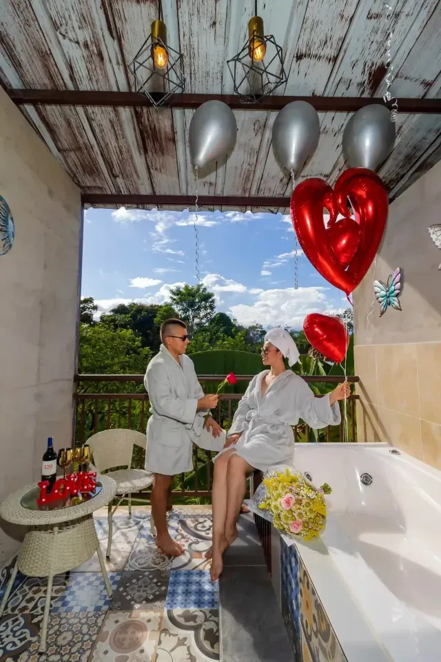 Pareja disfrutando una tarde romántica en NQ Hotel Orinoquía Villavicencio, plan especial con descanso y conexión en la Orinoquía.”