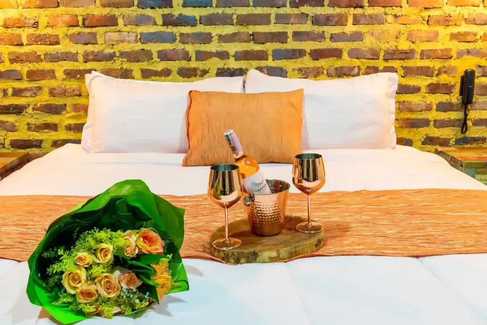 Cena romántica privada en NQ Hotel Orinoquía Villavicencio, experiencia íntima ideal para parejas celebrando amor en Meta.