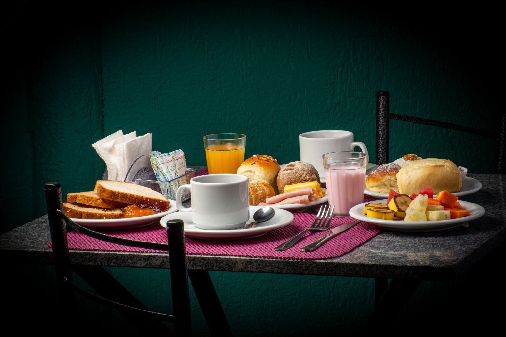 Uma mesa coberta com pratos de comida e bebidas.