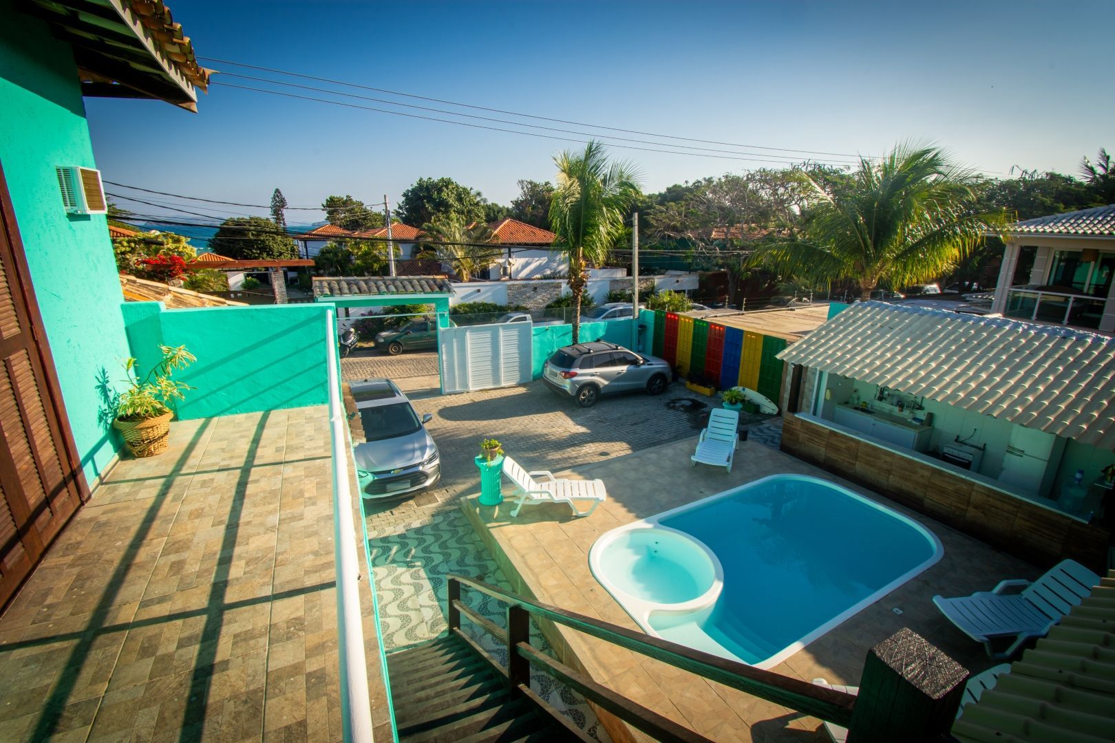 Uma vista de uma piscina da varanda de uma casa.