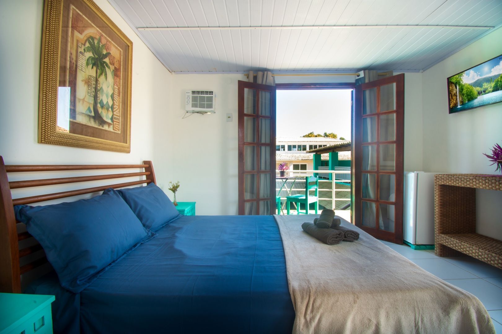 Um quarto com uma cama e uma pintura na parede