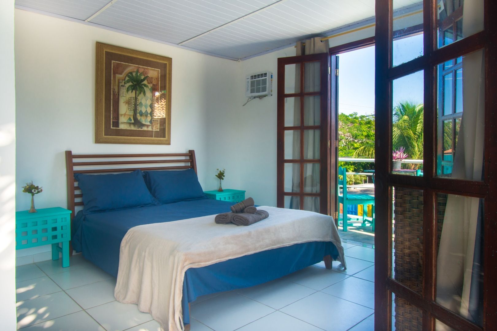 Um quarto com uma cama e uma pintura na parede