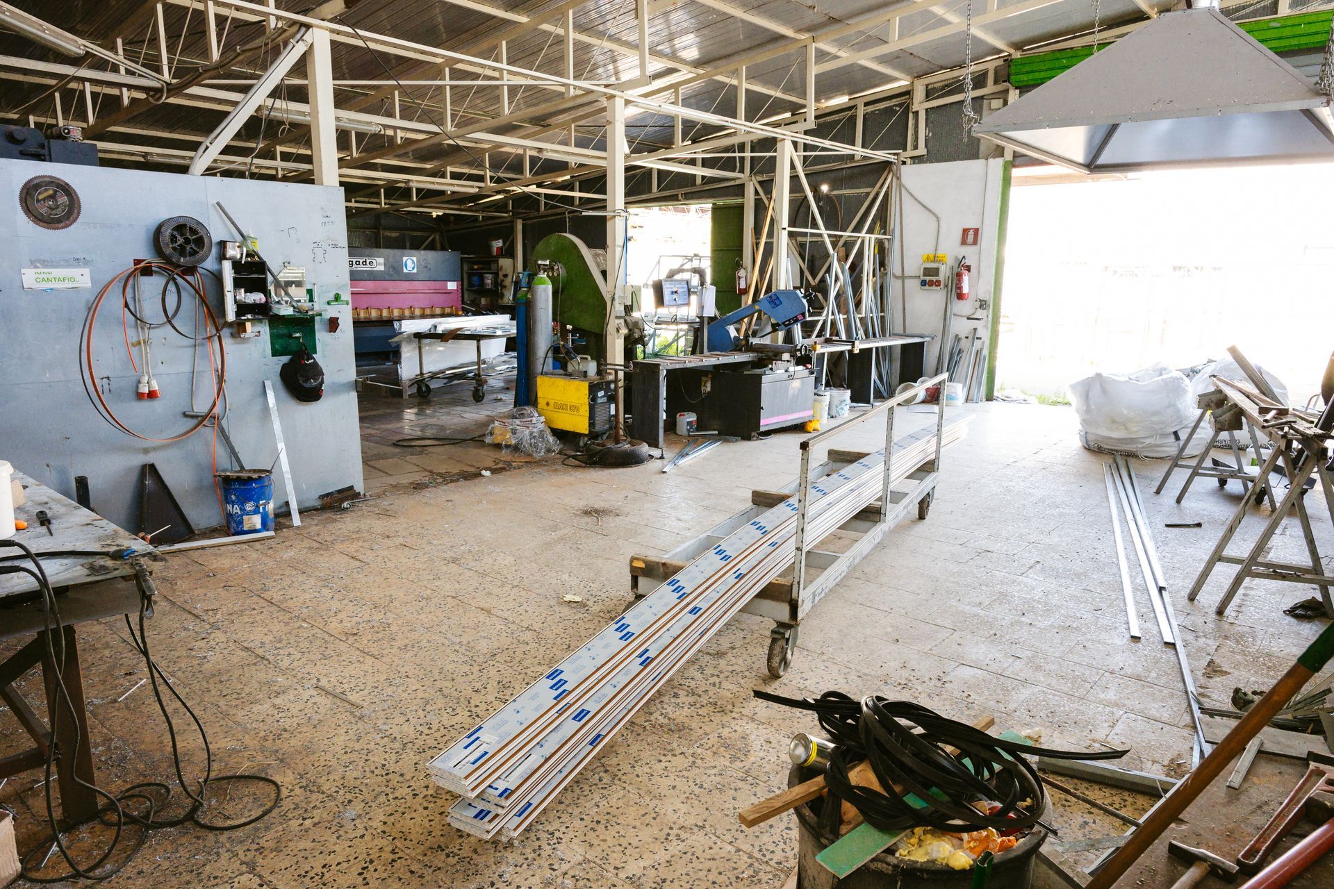 Una grande stanza con molti macchinari al suo interno.