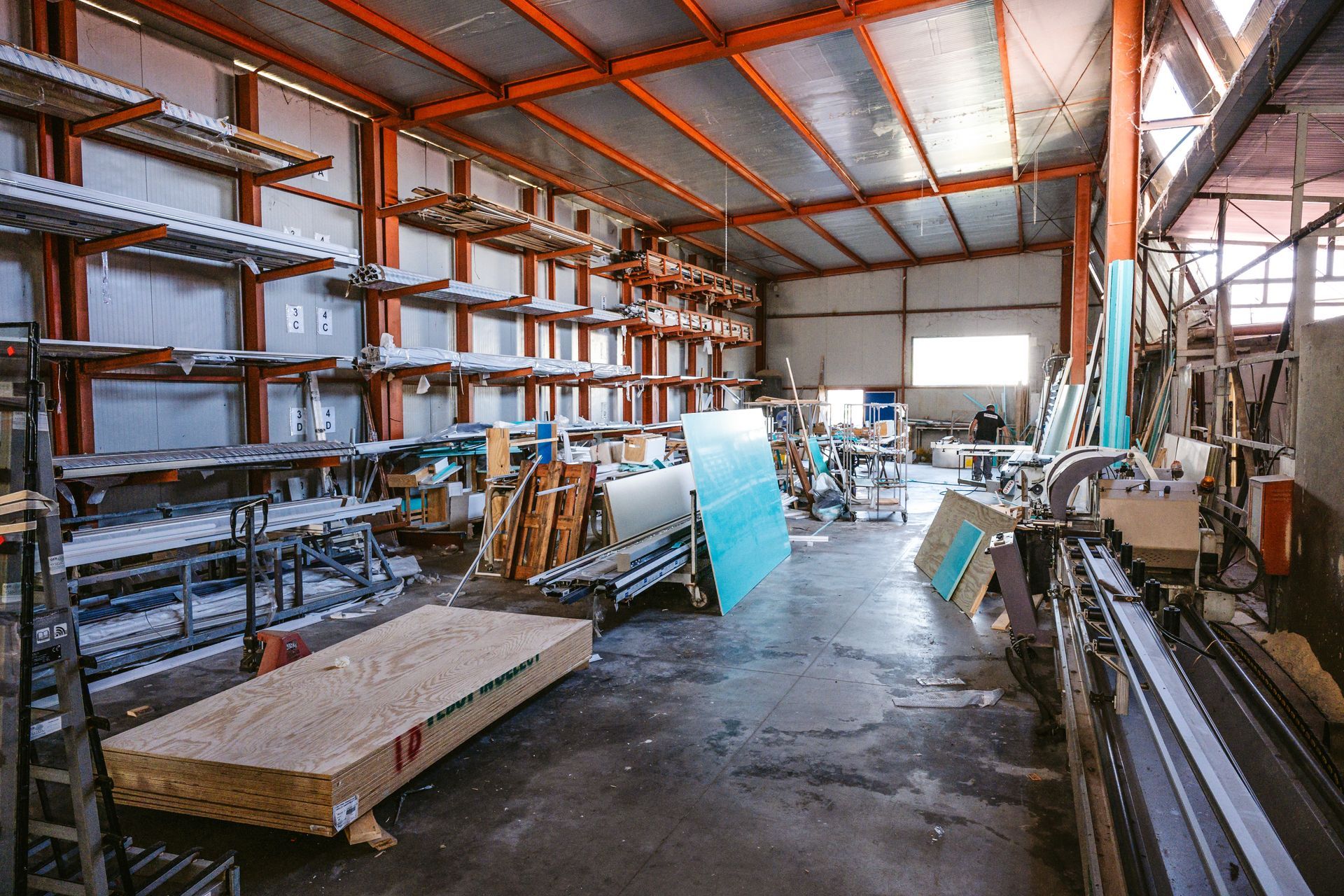 Un grande magazzino pieno di scaffali e macchinari.