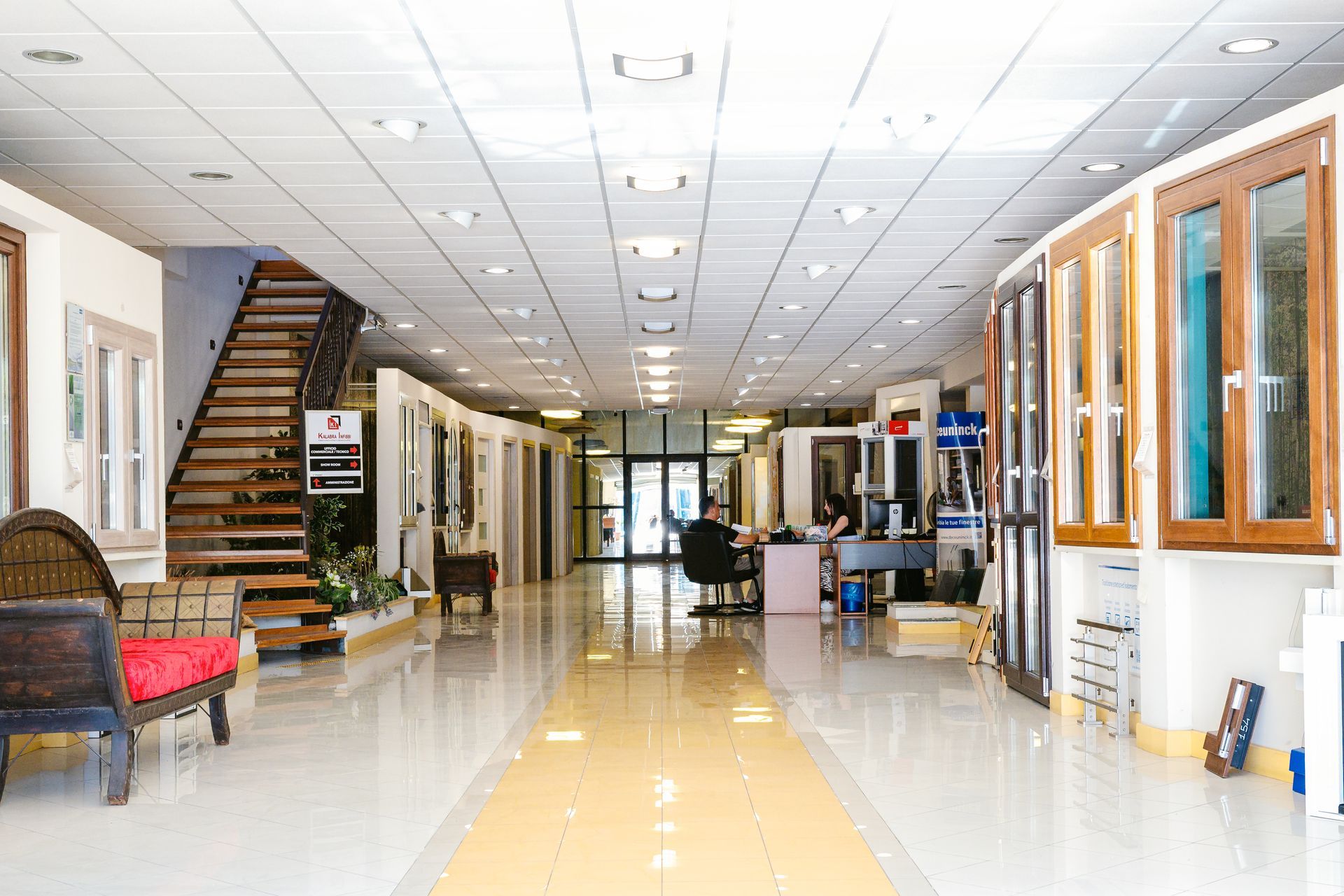 Una grande stanza con molte finestre e scale