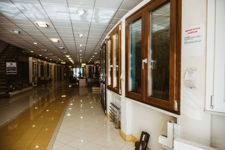 Un lungo corridoio con molte finestre in un edificio.