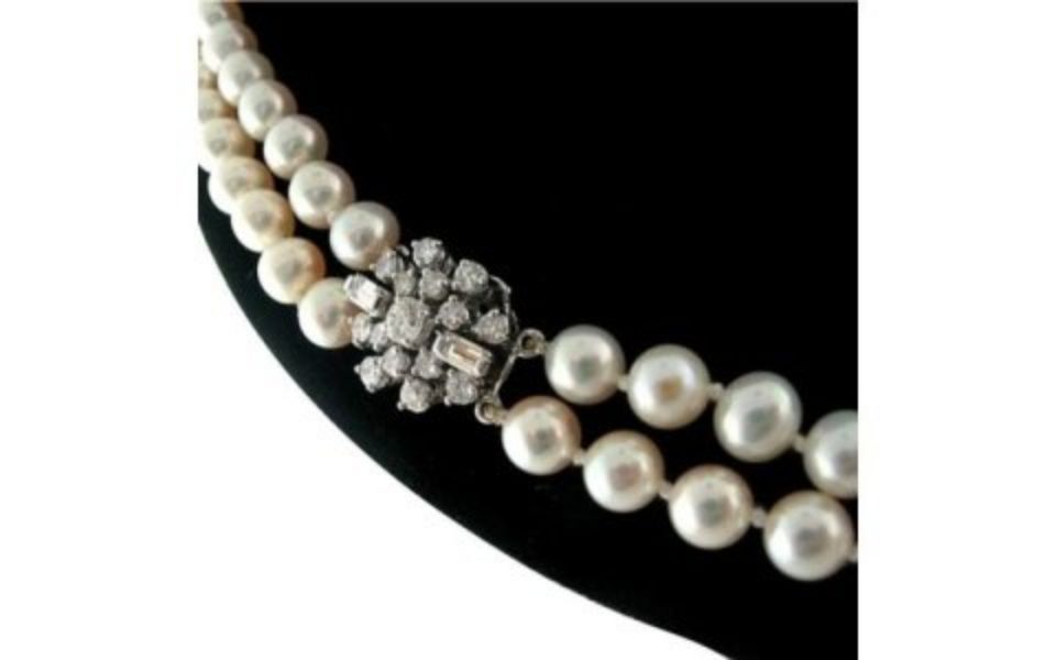 dettaglio girocollo con perle