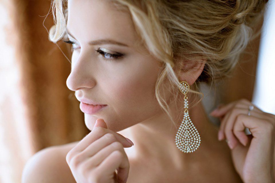 modella con orecchini