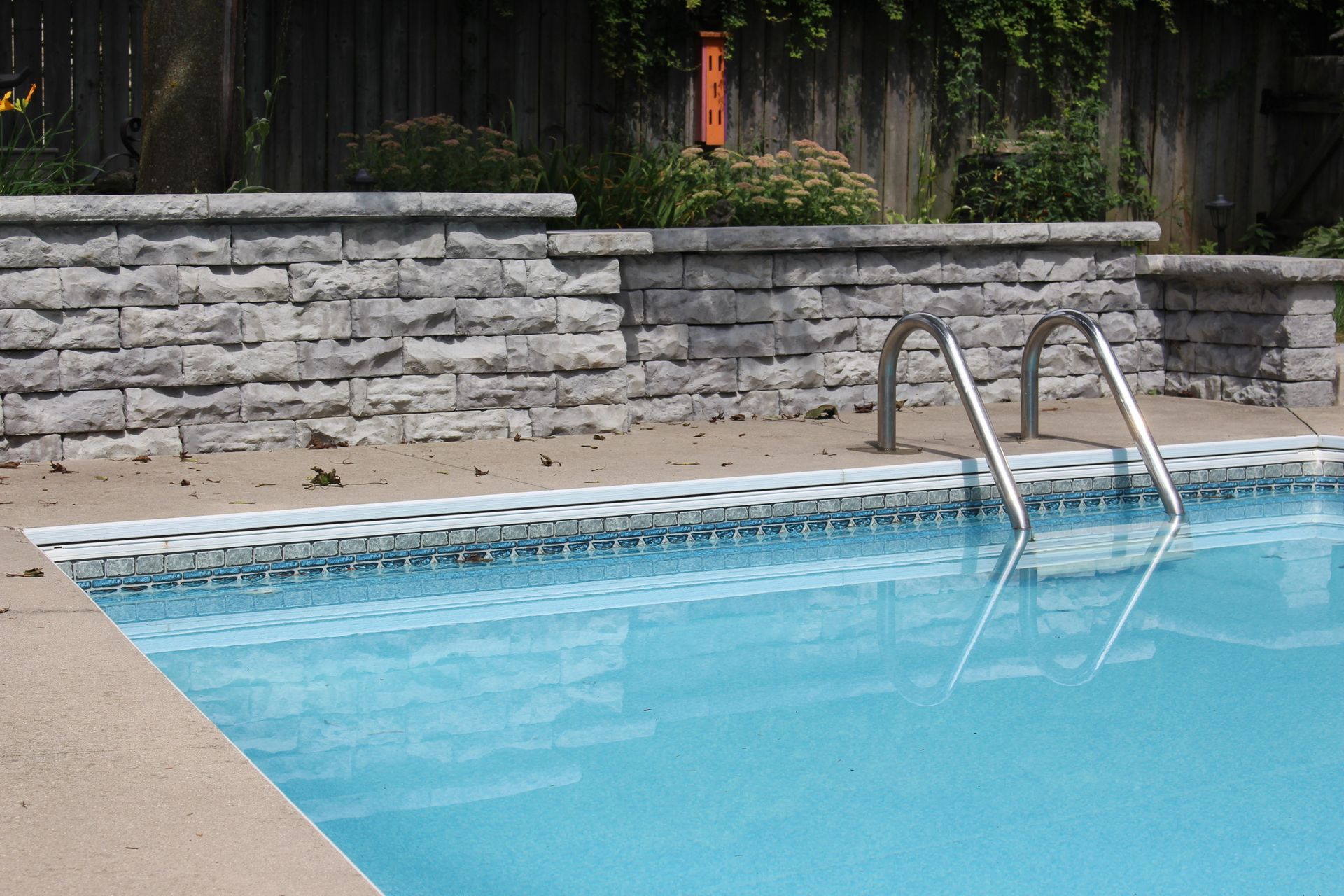 A swimming pool with a ladder in the water