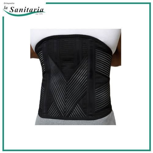 Una persona indossa una cintura nera di sostegno per la schiena.